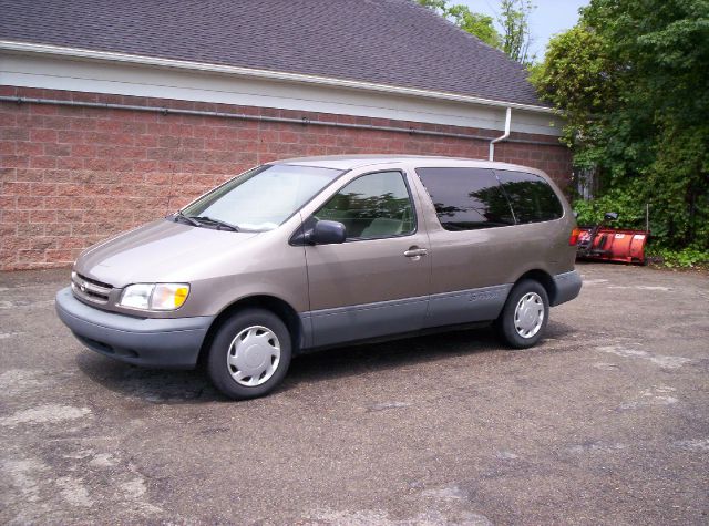 1999 Toyota Sienna Custom Super Clean WITH LOTS OF TOYS