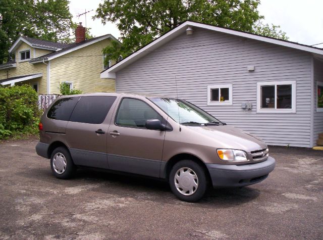 1999 Toyota Sienna Custom Super Clean WITH LOTS OF TOYS