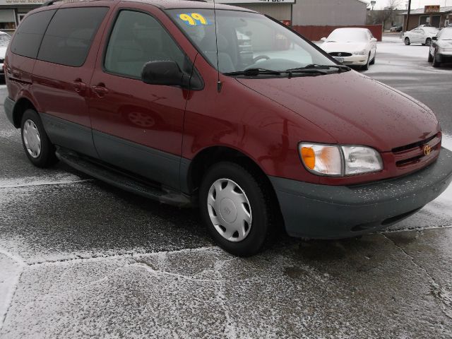 1999 Toyota Sienna SEL Sport Utility 4D