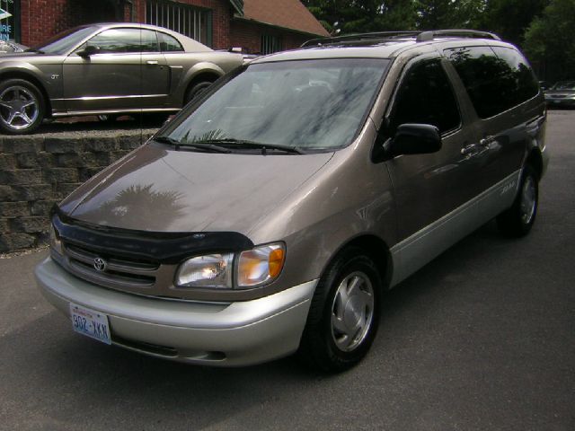 1999 Toyota Sienna LE - 4x2