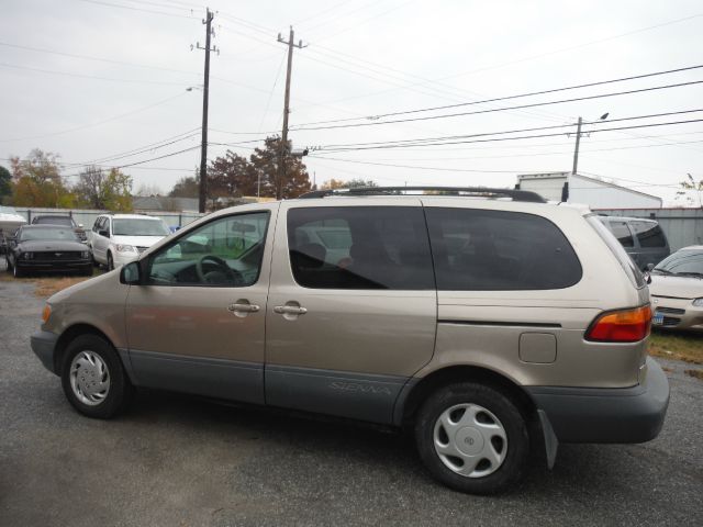 2000 Toyota Sienna Gold Edition