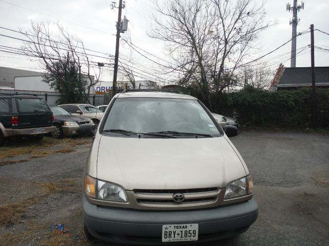 2000 Toyota Sienna Gold Edition
