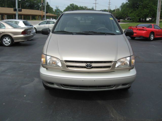 2000 Toyota Sienna LE - 4x2