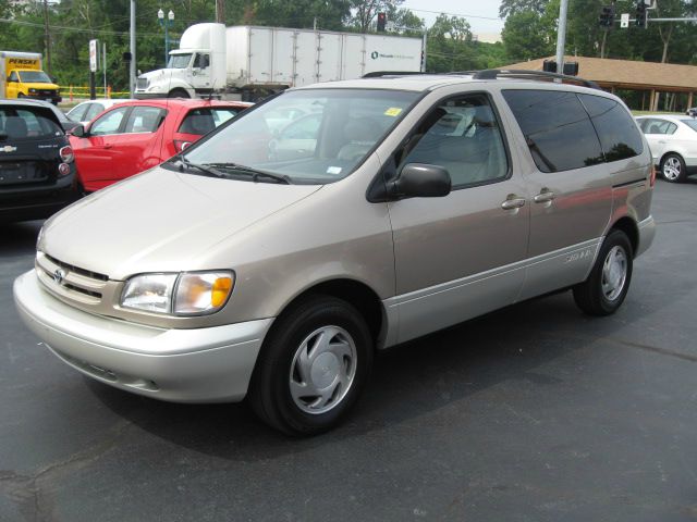 2000 Toyota Sienna LE - 4x2