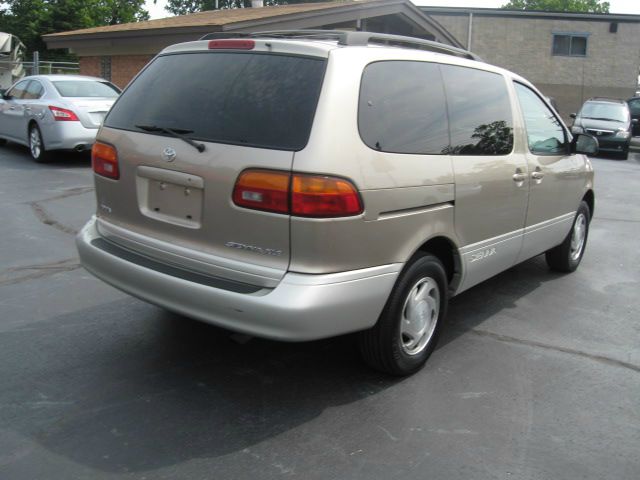 2000 Toyota Sienna LE - 4x2