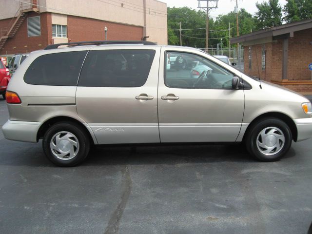 2000 Toyota Sienna LE - 4x2