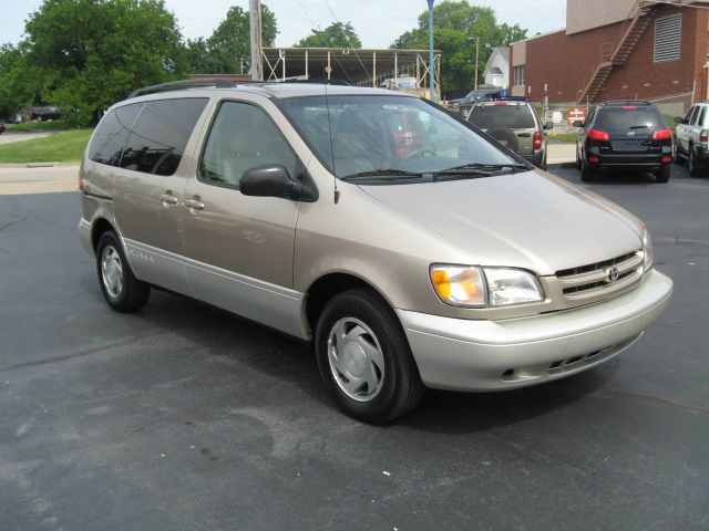 2000 Toyota Sienna LE - 4x2