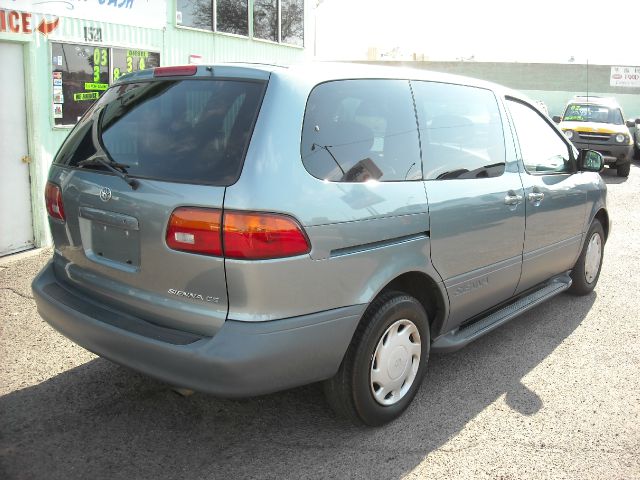2000 Toyota Sienna Gold Edition