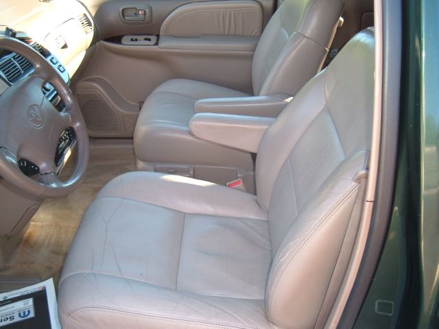 2000 Toyota Sienna LE - 4x2