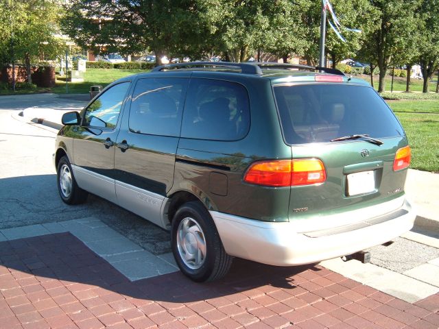 2000 Toyota Sienna LE - 4x2