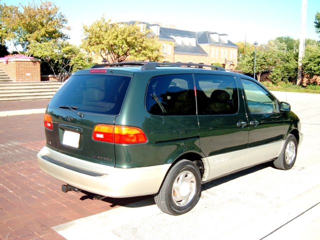 2000 Toyota Sienna LE - 4x2