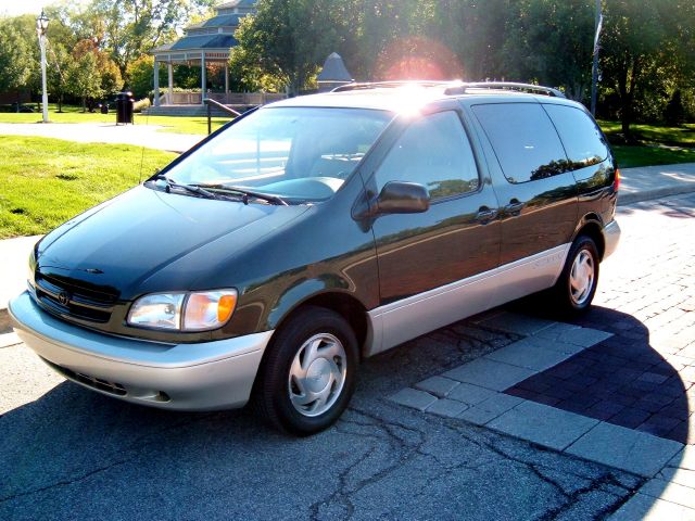 2000 Toyota Sienna LE - 4x2