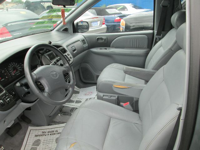 2000 Toyota Sienna LE - 4x2
