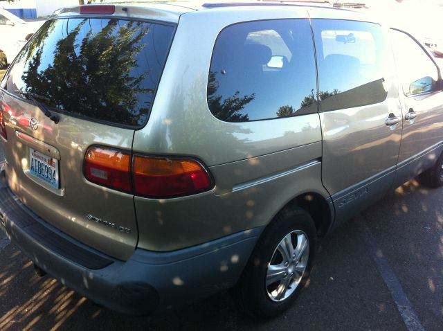 2000 Toyota Sienna SEL Sport Utility 4D