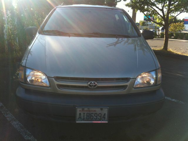2000 Toyota Sienna SEL Sport Utility 4D
