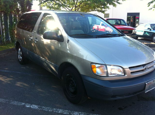 2000 Toyota Sienna SEL Sport Utility 4D