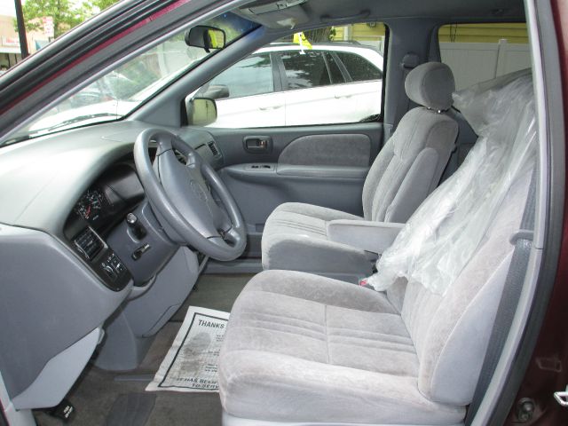 2000 Toyota Sienna SEL Sport Utility 4D
