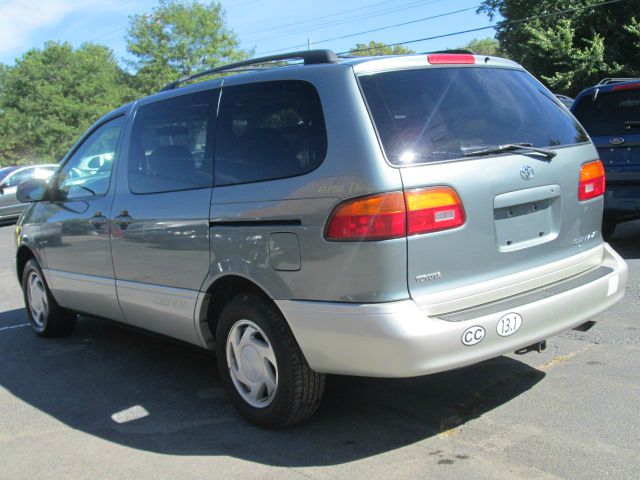 2000 Toyota Sienna LE - 4x2
