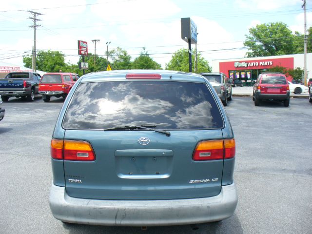 2000 Toyota Sienna Gold Edition