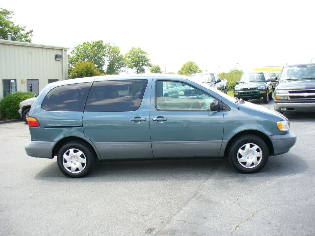 2000 Toyota Sienna Gold Edition