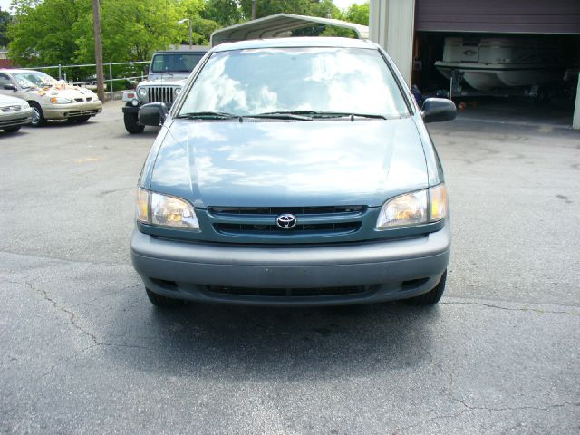 2000 Toyota Sienna Gold Edition