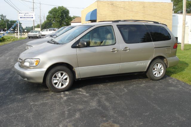 2000 Toyota Sienna LE - 4x2