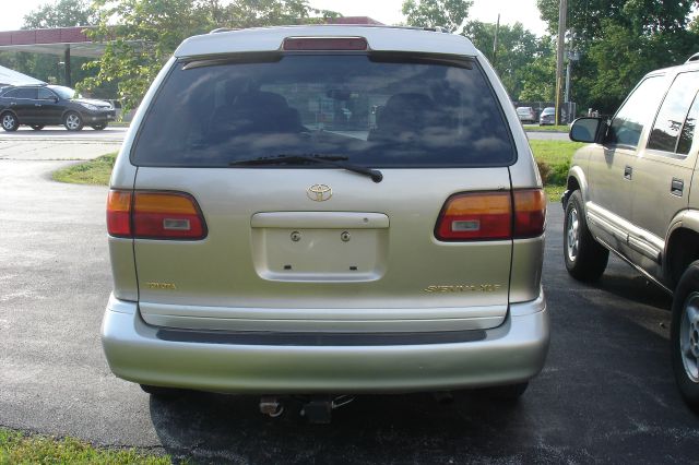 2000 Toyota Sienna LE - 4x2