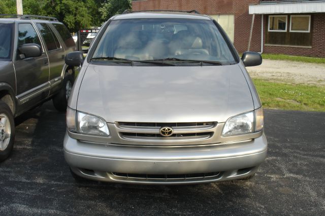 2000 Toyota Sienna LE - 4x2