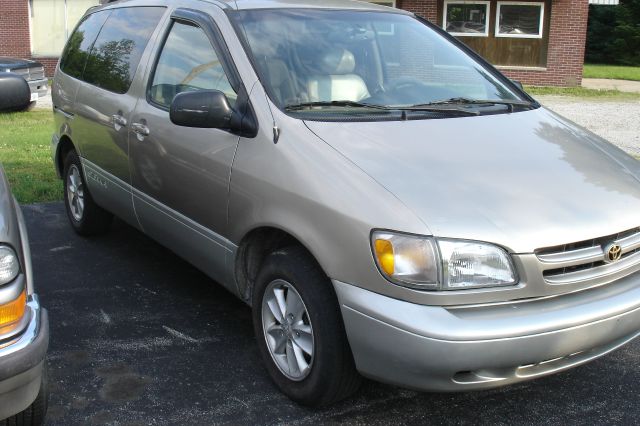 2000 Toyota Sienna LE - 4x2