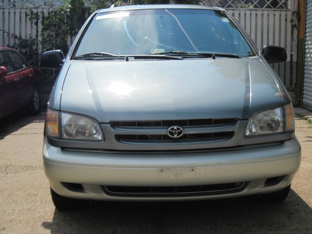 2000 Toyota Sienna LE - 4x2