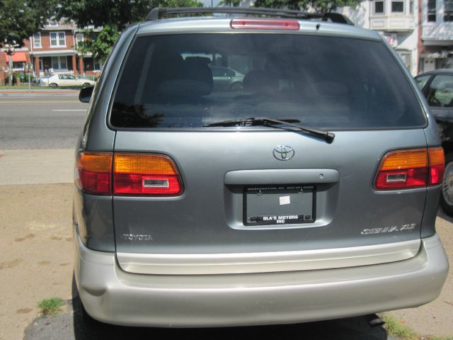 2000 Toyota Sienna LE - 4x2