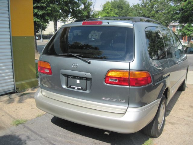 2000 Toyota Sienna LE - 4x2