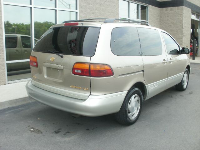 2000 Toyota Sienna LE - 4x2