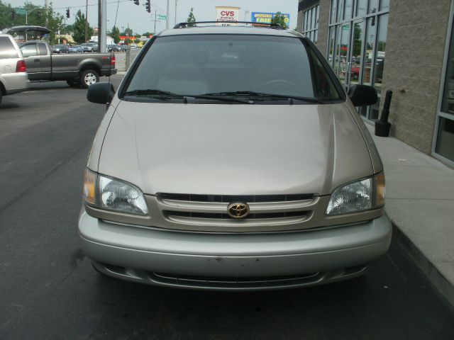2000 Toyota Sienna LE - 4x2