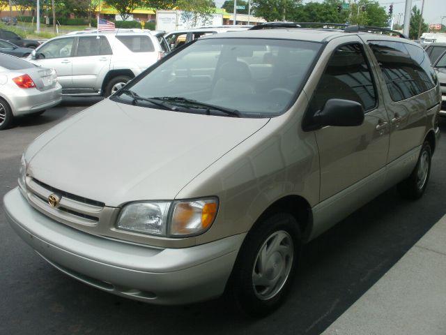 2000 Toyota Sienna LE - 4x2