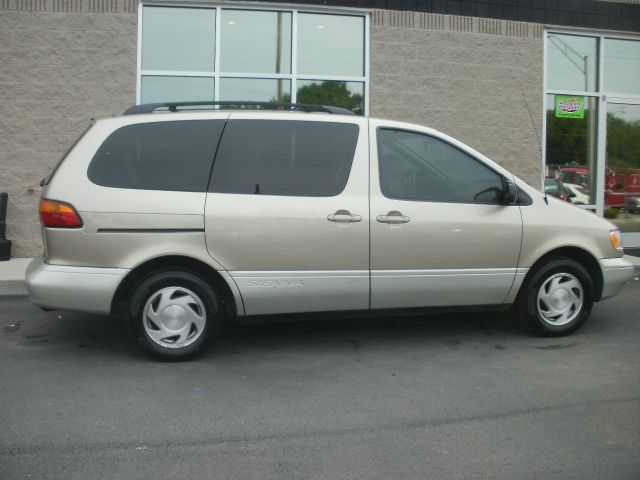2000 Toyota Sienna LE - 4x2