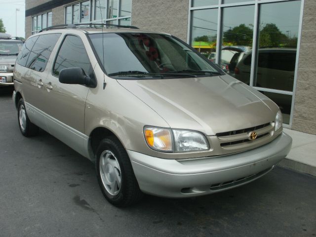 2000 Toyota Sienna LE - 4x2