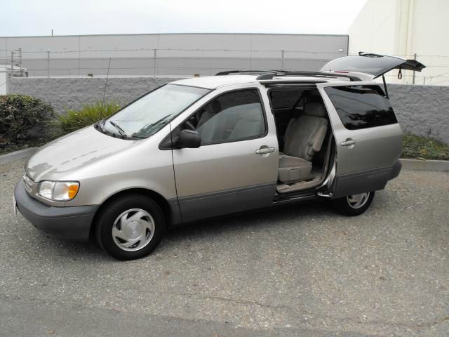 2000 Toyota Sienna LE - 4x2