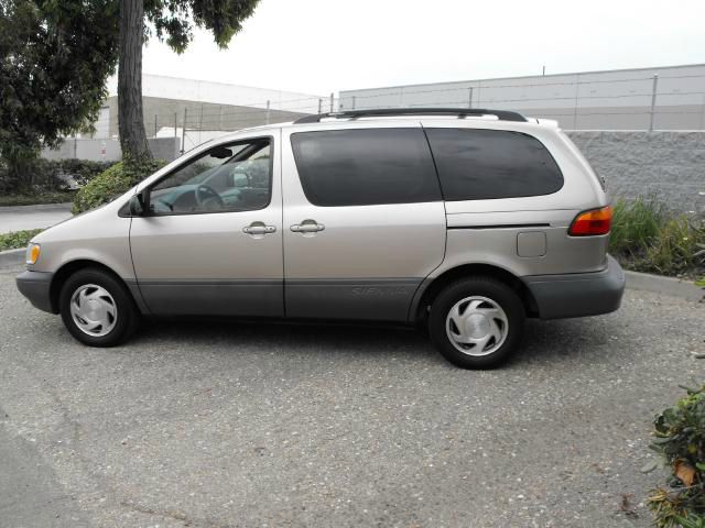 2000 Toyota Sienna LE - 4x2