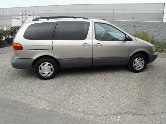 2000 Toyota Sienna LE - 4x2
