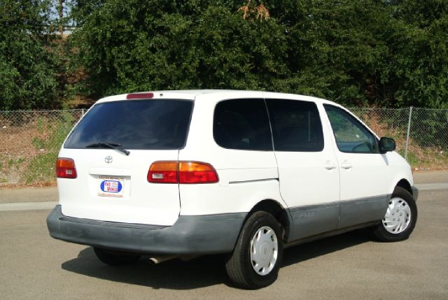 2000 Toyota Sienna Gold Edition