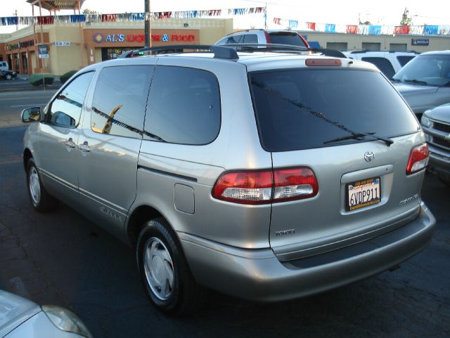 2001 Toyota Sienna SEL Sport Utility 4D