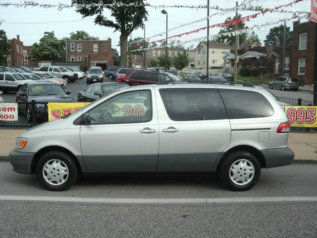 2002 Toyota Sienna SEL Sport Utility 4D