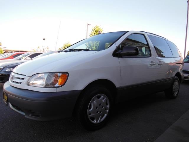 2002 Toyota Sienna SEL Sport Utility 4D