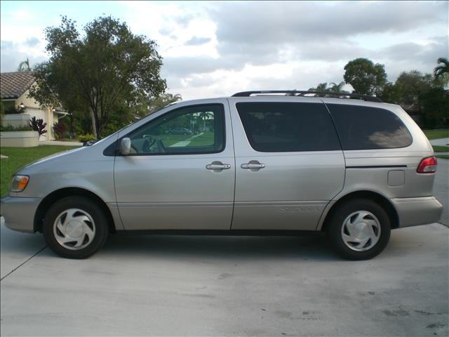 2002 Toyota Sienna SEL Sport Utility 4D