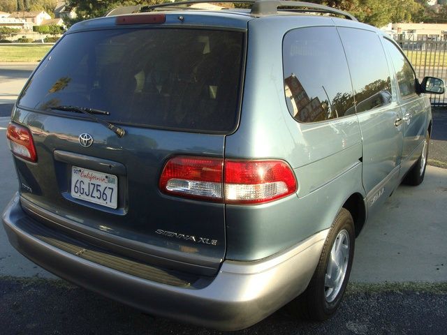 2002 Toyota Sienna SEL Sport Utility 4D