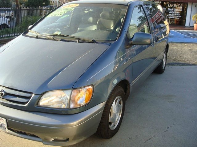 2002 Toyota Sienna SEL Sport Utility 4D