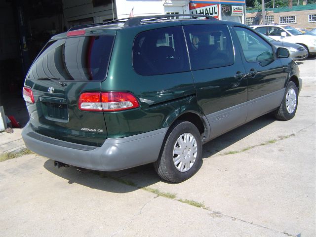 2002 Toyota Sienna SEL Sport Utility 4D
