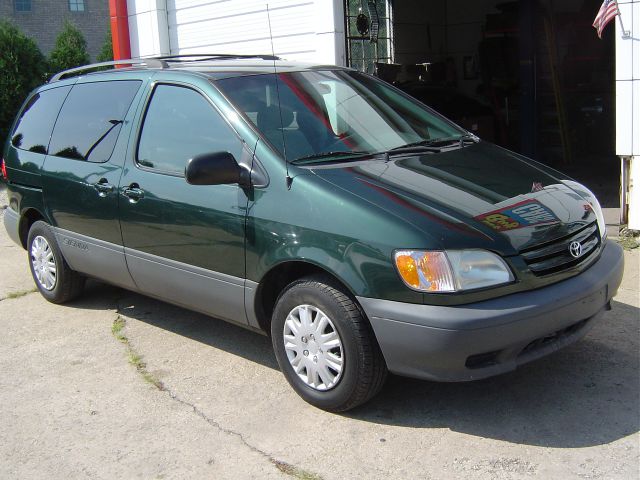 2002 Toyota Sienna SEL Sport Utility 4D