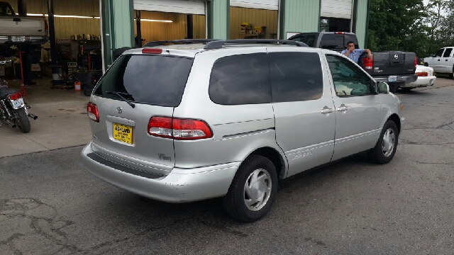 2003 Toyota Sienna X